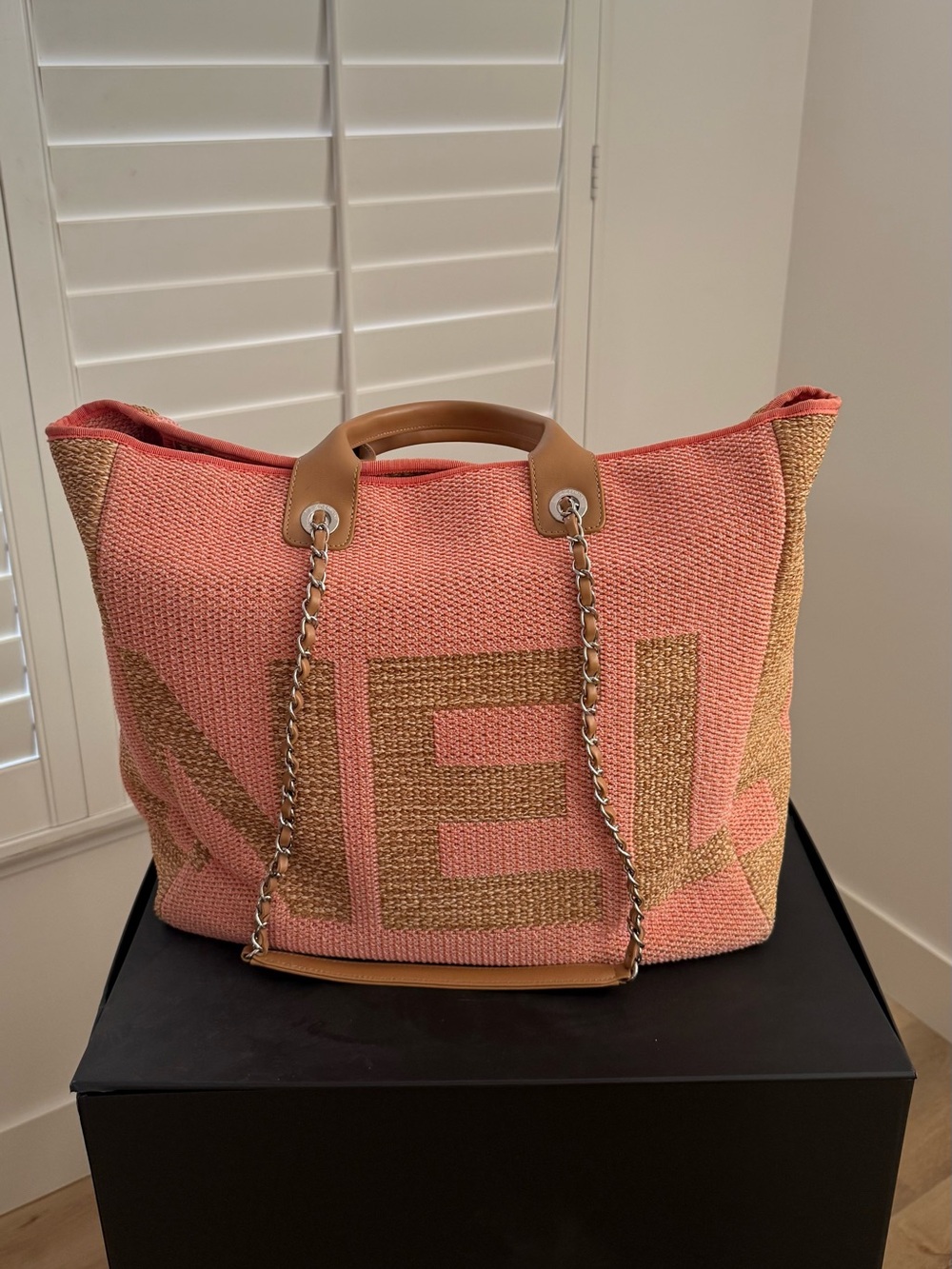 Chanel Pink Raffia Large Shopping Tote - Picture 4 of 11